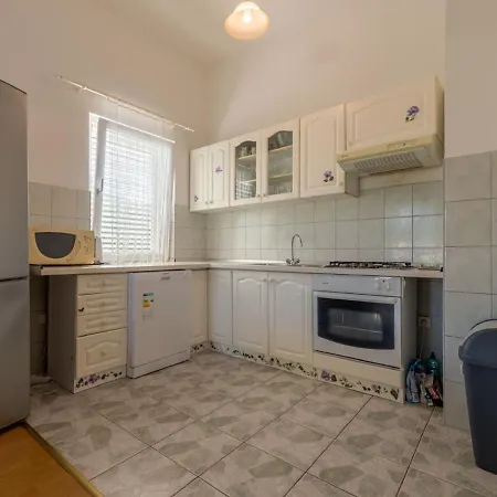 Large With Pool And Outdoor Kitchen,300 M Distant From The Sandy ! Villa Neviđane