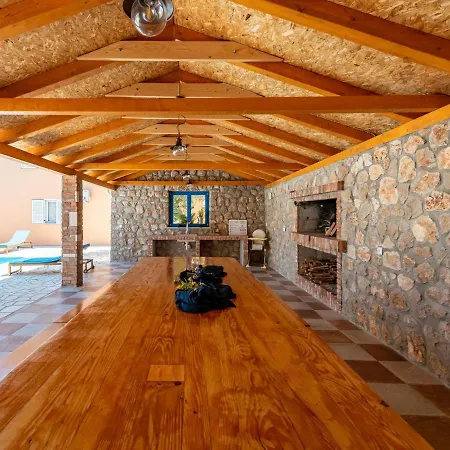 Large With Pool And Outdoor Kitchen,300 M Distant From The Sandy ! Neviđane